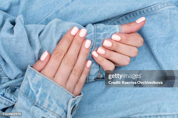 manicure in mint color on the white mint background - pastellfarbig stock-fotos und bilder