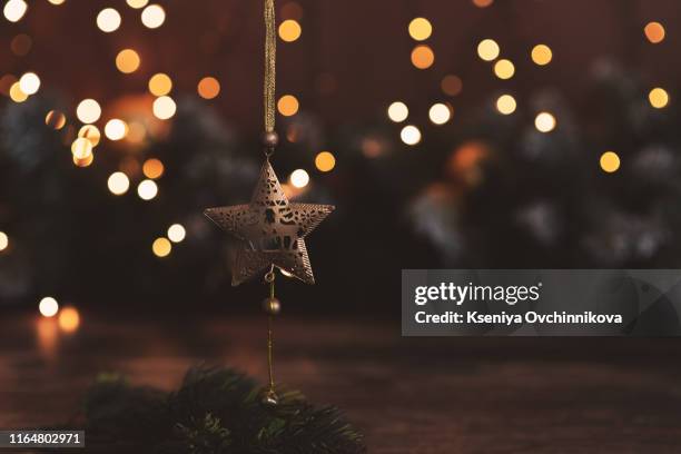 star abstract decoration lights, gold sparkles, shine blurred background - christmas dark stockfoto's en -beelden