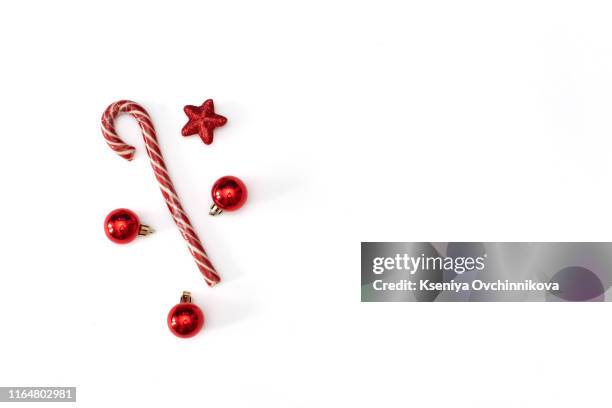 christmas composition. gifts, fir tree branches, red decorations on white background. christmas, winter, new year concept. flat lay, top view, copy space - tinsel - fotografias e filmes do acervo