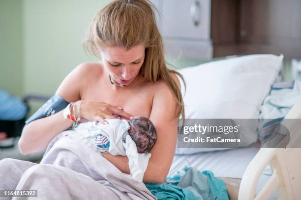 la jeune mère infirme son bébé. - baby delivery photos et images de collection