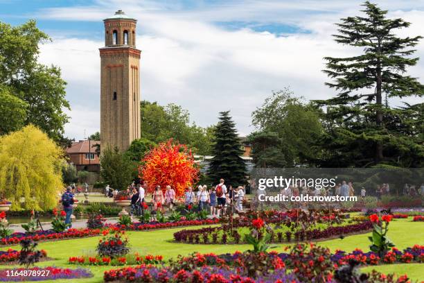 menschenmassen in kew gardens - royal horticultural society stock-fotos und bilder