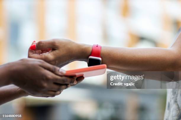 contactless payment with smart watch - smartwatch pay stock pictures, royalty-free photos & images