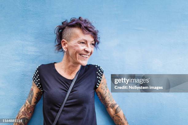 retrato de la mujer tatuada italiana urbana en la calle - corte de pelo con media cabeza rapada fotografías e imágenes de stock
