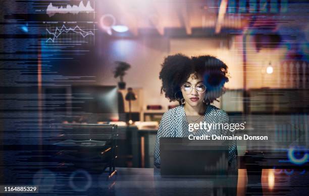 se perdre dans le code - women only business photos et images de collection