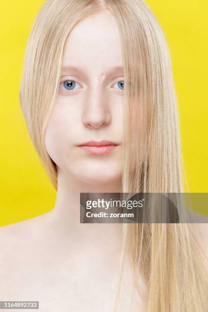 blond tiener schoonheid - heart scar stockfoto's en -beelden