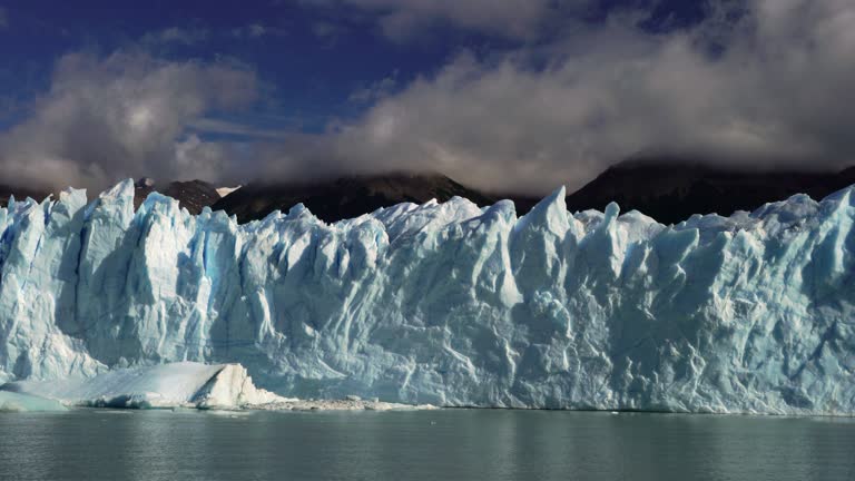 Stockvideo s En B roll footage Met Parque Nacional De Los Glaciares stockvideo-s-en-b-roll-footage-met-parque-nacional-de-los-glaciares