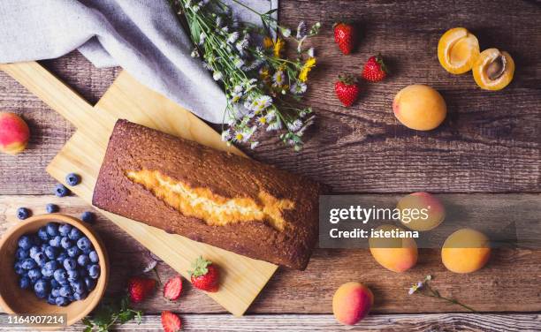 summer baking with fresh colorful fruits and berries, top view - cake stockfoto's en -beelden