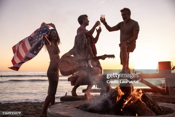 fiesta familiar en la playa en california al atardecer - 4th of july cookout fotografías e imágenes de stock