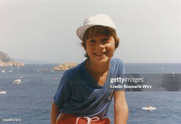 italian boy of five in front of sea - italiaanse etniciteit stockfoto's en -beelden