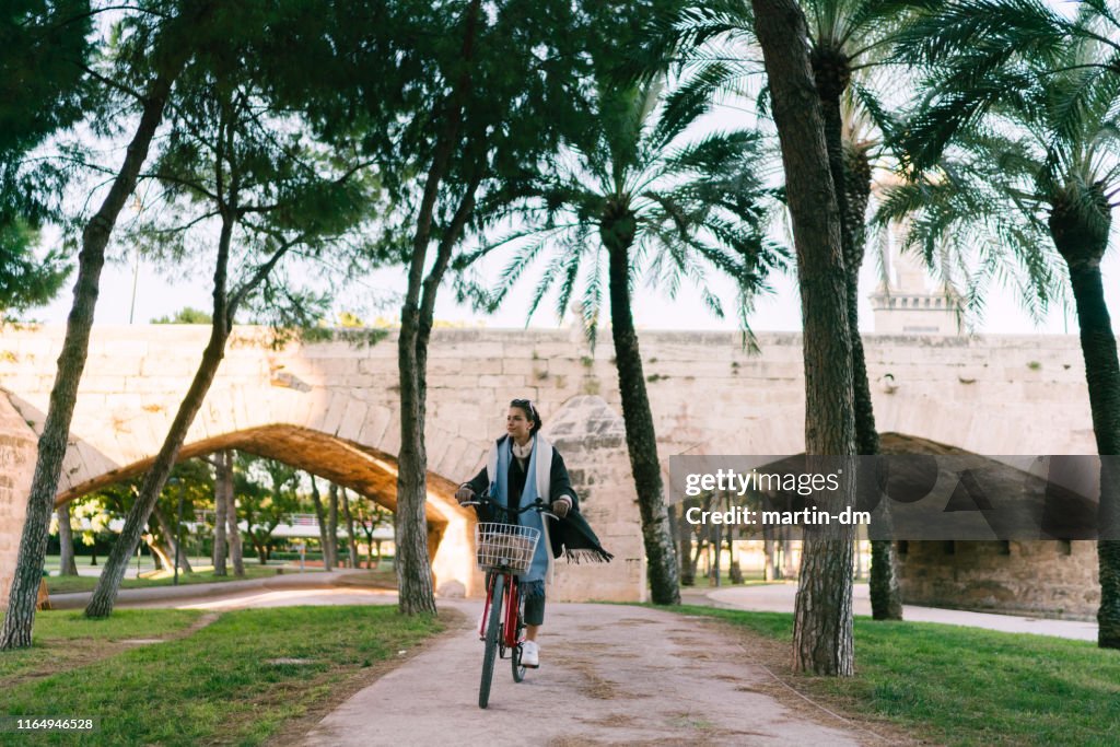 Mädchen erkunden Spanien