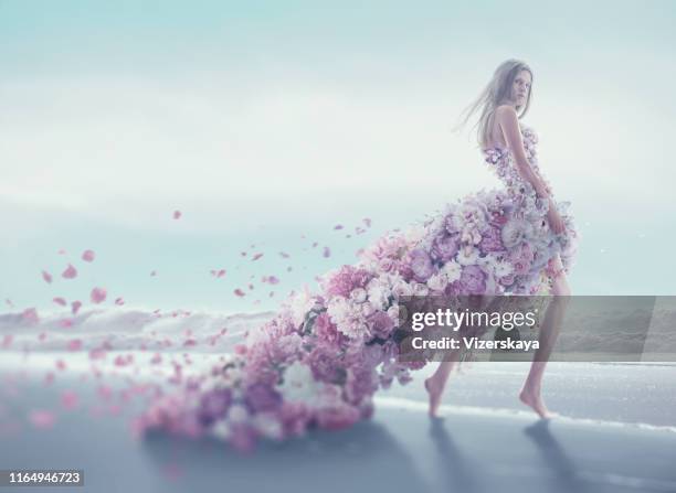 belles femmes dans la robe de fleur - woman fresh air photos et images de collection