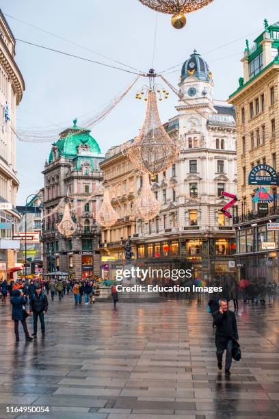 Graben at Christmas, Vienna, linking Stephanplatz with the upmarket Kohlmarkt, the Graben is one of the grandest thoroughfares in Vienna, Austria.