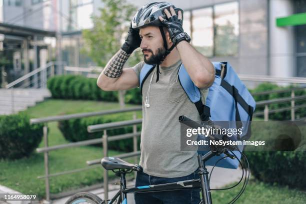 kurier auf einem lastenfahrrad liefert pakete - delivery bike stock-fotos und bilder