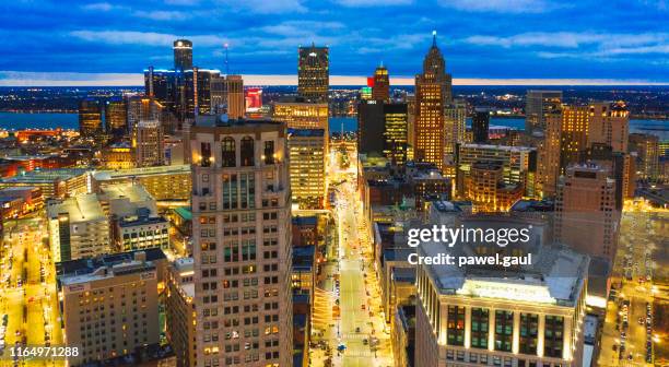 底特律市中心的空中天際線與密歇根州在夜間 - detroit skyline 個照片及圖片檔