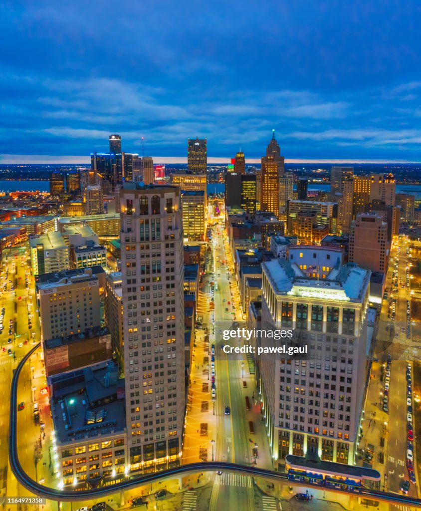 Aerial Skyline von Detroit Innenstadt mit Michigan bei Nacht