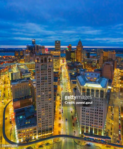 aerial skyline von detroit innenstadt mit michigan bei nacht - detroit michigan stock-fotos und bilder