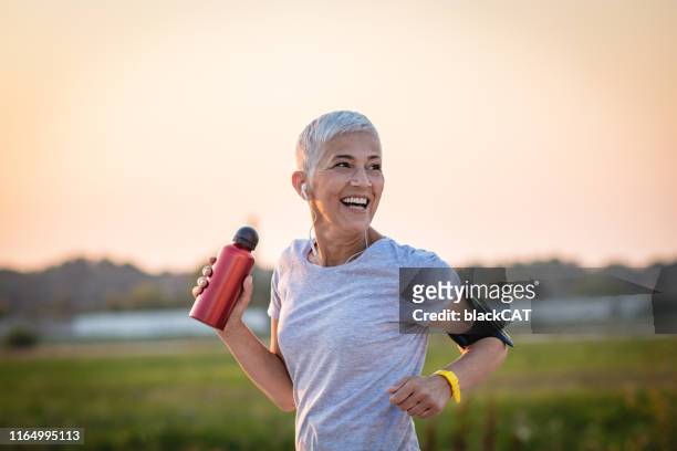sports senior woman - short hair stock pictures, royalty-free photos & images