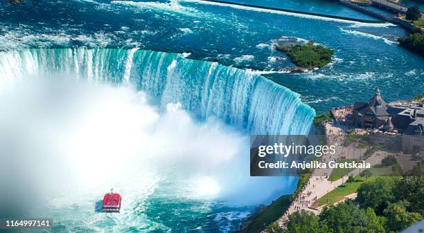 niagara falls boat tours attraction. horseshoe falls at niagara falls, ontario, canada - niagarawatervallen stockfoto's en -beelden