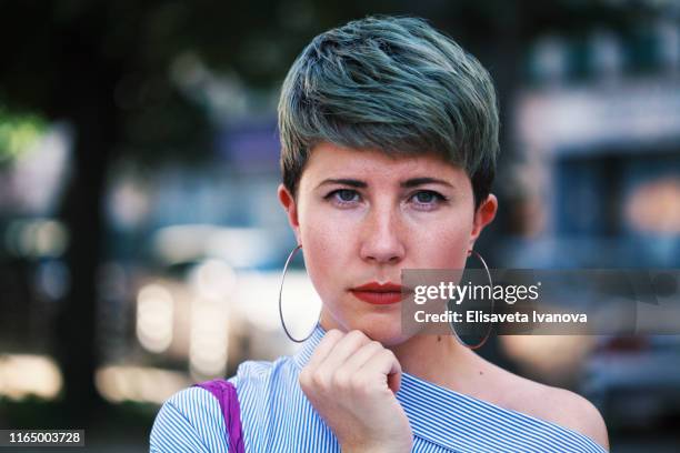 retrato de una mujer - cabello corto fotografías e imágenes de stock