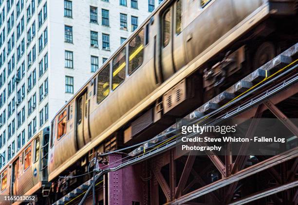 chicago downtown with elevated train and buildings in the background - chicago neighborhood stock-fotos und bilder