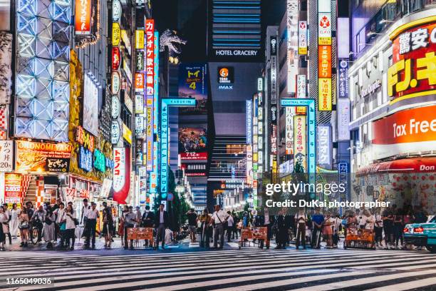 kabukicho red-light district in shinjuku at night - quartiere a luci rosse foto e immagini stock