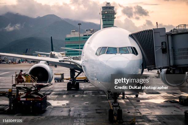 a plane waiting to take off - boarding plane stock-fotos und bilder