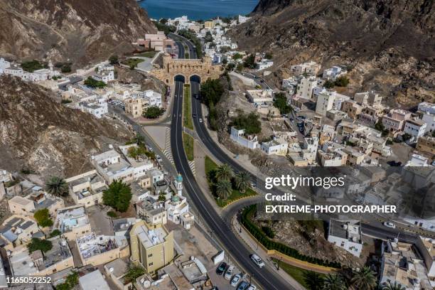 opinião da alta altitude da estrada de al bahri que passa abaixo da porta de muscat e em muscat velho, oman - governatorato de muscat - fotografias e filmes do acervo