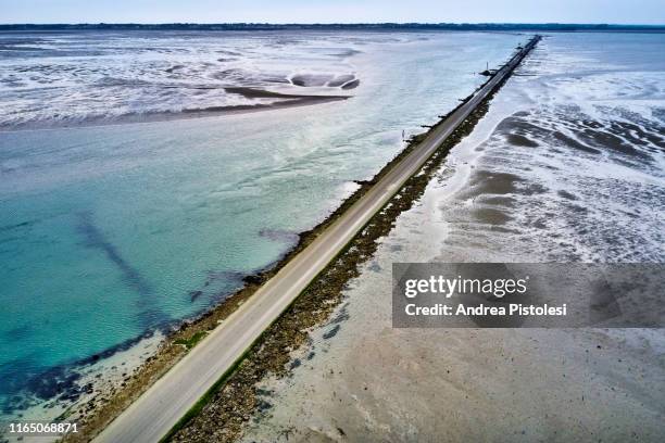 le passage du gois road, ile de noirmoutier, france - noirmoutier stock-fotos und bilder