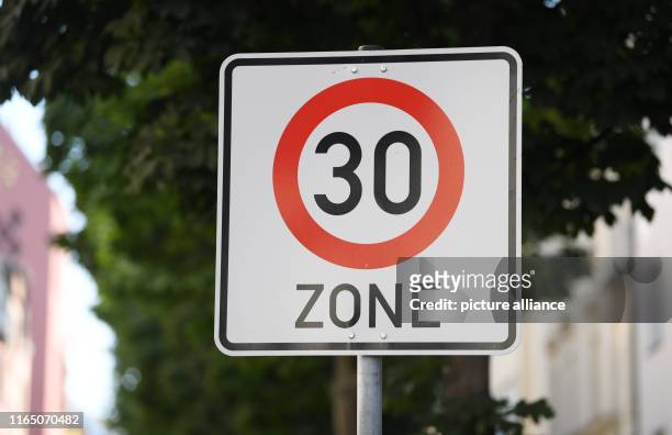 August 2019, Hessen, Frankfurt/Main: A traffic sign on Berger Strasse in Frankfurt's Bornheim district indicates a 30 km/h speed limit. This speed...