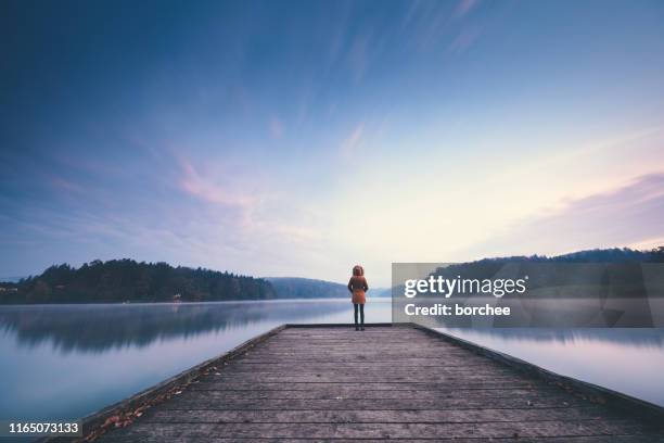 sunrise by the lake - pier fotografías e imágenes de stock