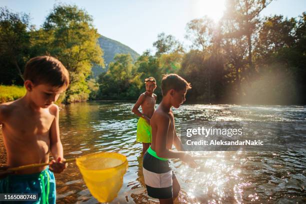 jungen auf dem fluss - angel hot stock-fotos und bilder