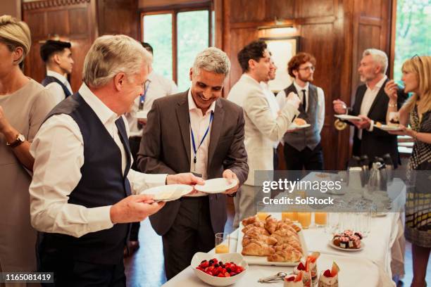 networking mit frühstück - büfett stock-fotos und bilder