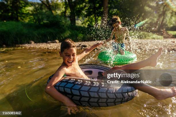 spritzwasser! - kids at river stock-fotos und bilder