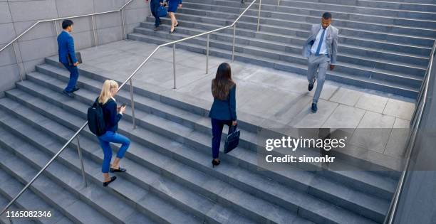 zakenmensen lopen op trappen - female suit stockfoto's en -beelden