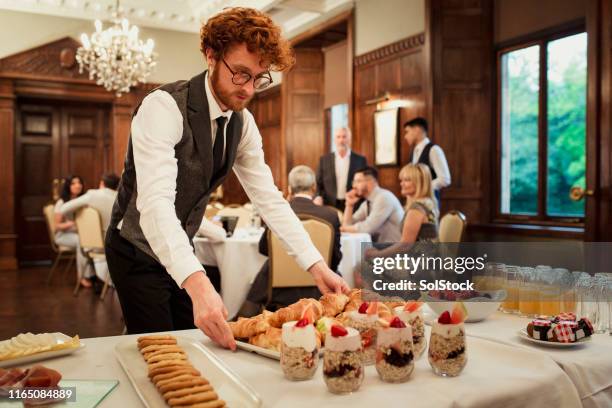 serving breakfast - serving dish imagens e fotografias de stock