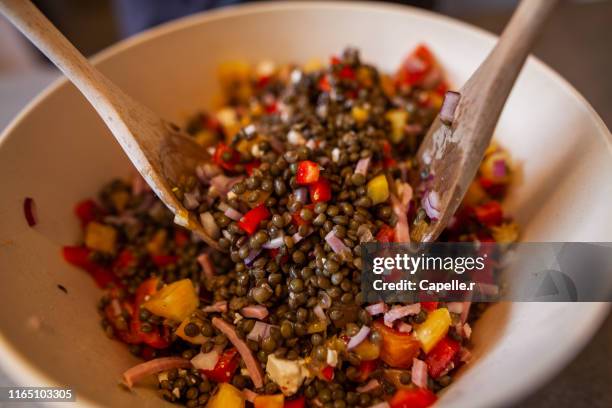 cuisine - préparation d'une salade de lentilles - lentil stock-fotos und bilder