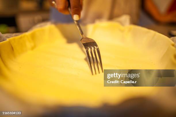 cuisine - piquer une tarte - stinga bildbanksfoton och bilder