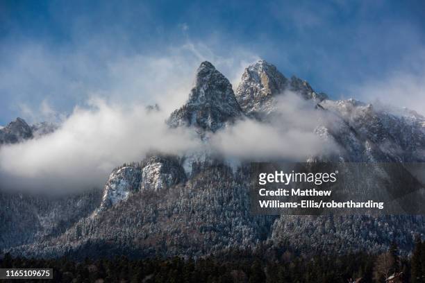 winter landscape of bucegi mountains, carpathian mountains, sinaia, romania, europe - sinaia stockfoto's en -beelden