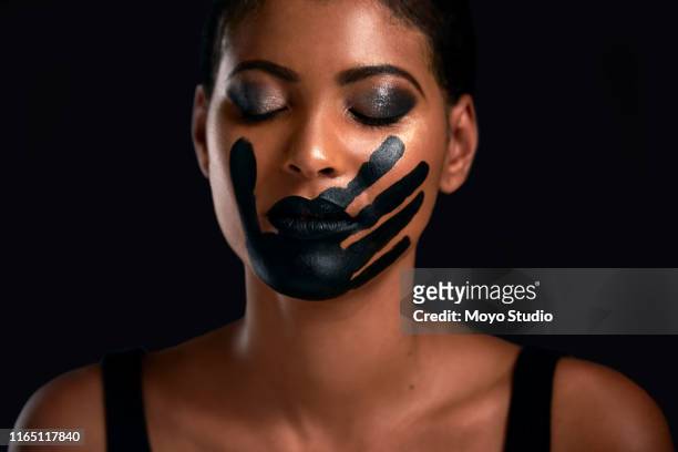 il est temps de briser le silence - activist photos et images de collection