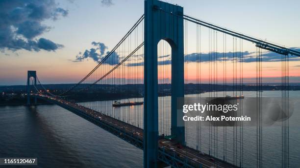 circulation sur le pont verrazano-narrows au coucher du soleil. photo de drone aérien - pont verrazano narrows bridge photos et images de collection