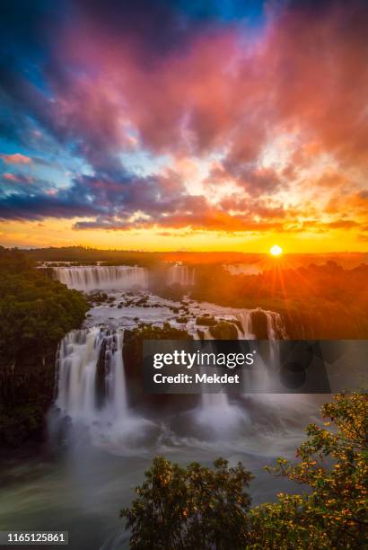 cataratas do iguaçu: iguazu waterfalls with sunset - iguacu falls stockfoto's en -beelden