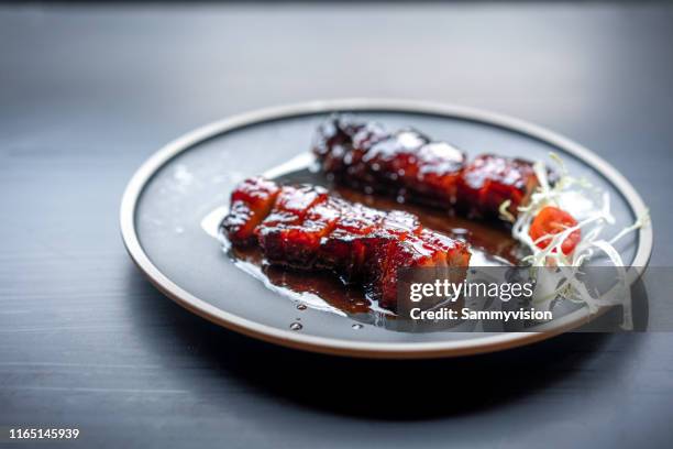 char siu on the plate - char siu pork stock-fotos und bilder