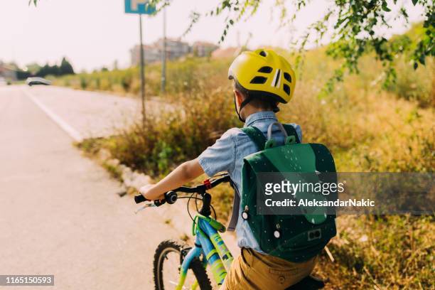 pendelen naar school - kids on bikes stockfoto's en -beelden