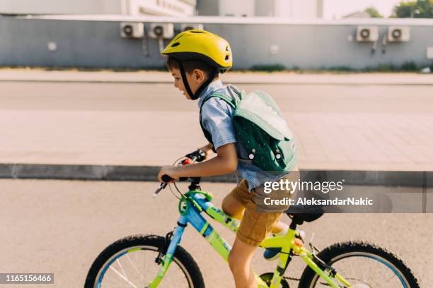 commute to school - safe kids day arrivals stock pictures, royalty-free photos & images