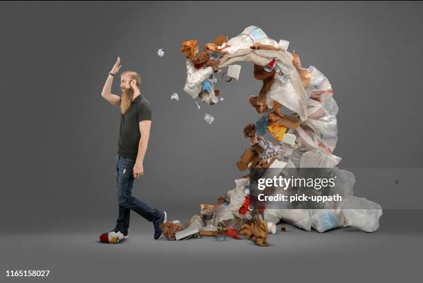 prullenbak op de grond gooien - garbage man stockfoto's en -beelden