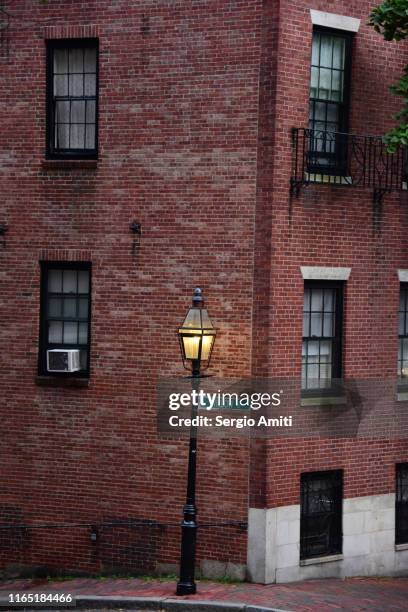 willow street sign in boston - acorn street boston stock-fotos und bilder