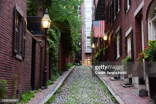 cobblestoned acorn street in boston - acorn street boston stock pictures, royalty-free photos & images