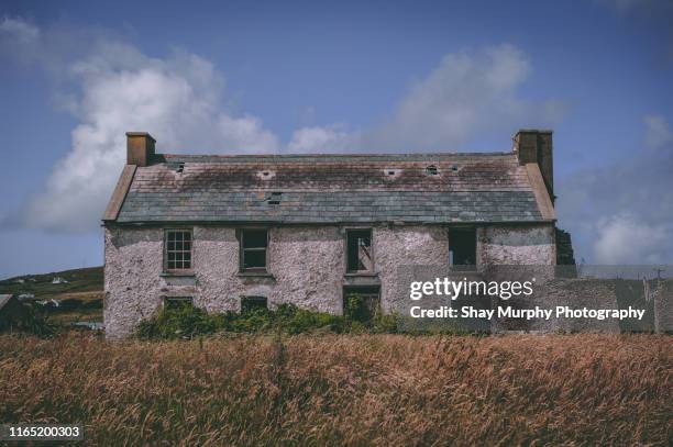abandoned house in donegal, ireland - abandoned stockfoto's en -beelden