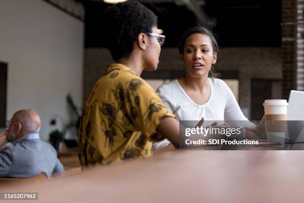 le donne parlano mentre cenano insieme - coffee meeting with friends foto e immagini stock