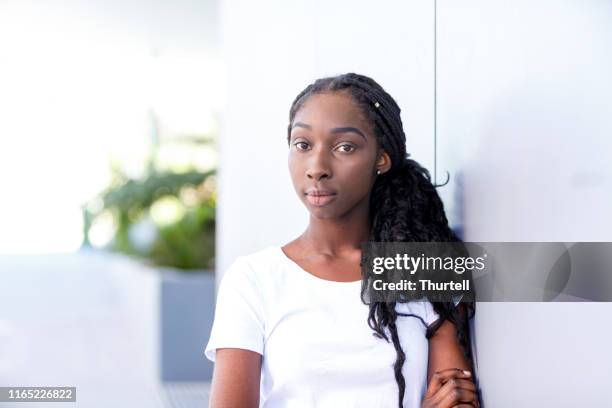 afrikaanse australische tiener meisje - girl in black jeans stockfoto's en -beelden